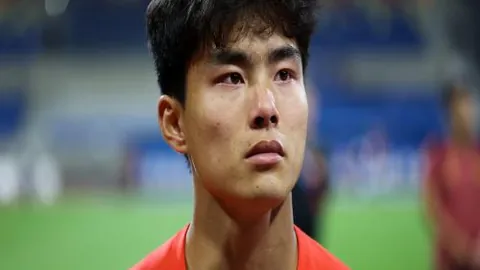 国足与澳大利亚激战主场，7万球迷观战创中国足球观赛新高